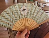 Ventilador o Abanico Manual, manija madera con poliester algodon, 23 x 3.5 cmts