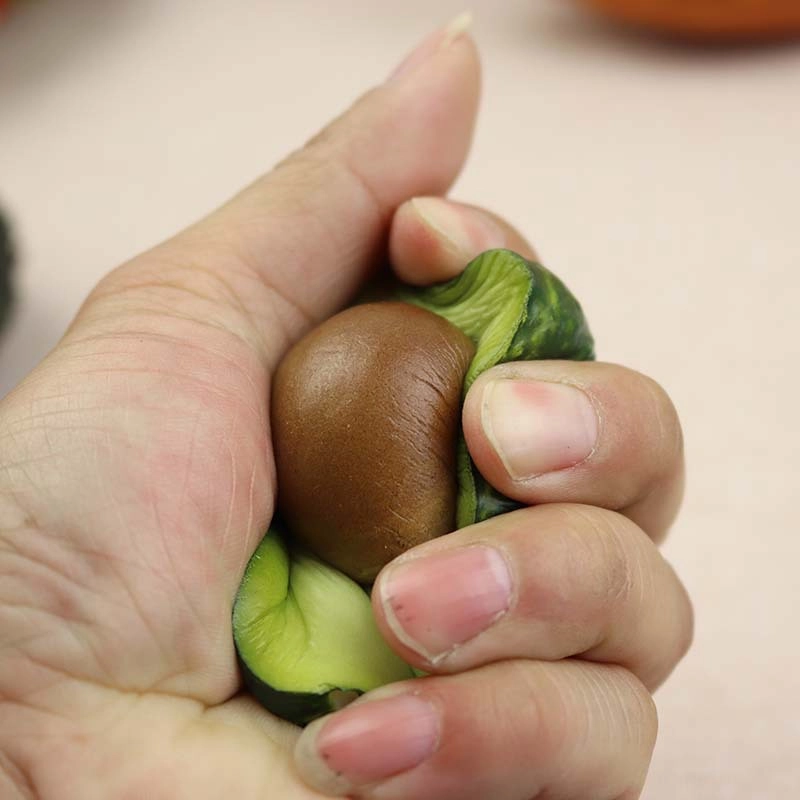 Aguacate Antistress, elaborado en PU, tamaño 9.3 x 6.5 x 5 cmts