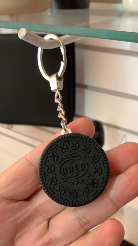Llavero en PVC en 3D en forma de galleta Oreo, de 4.5 x 4.5 cmts