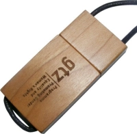 Memoria USB rectangular en madera con cuerda de colgar en cuero